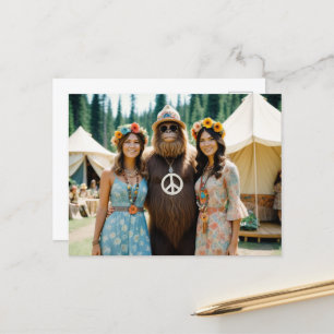 Frauen und Sasquatch Retro-Festival Postkarte