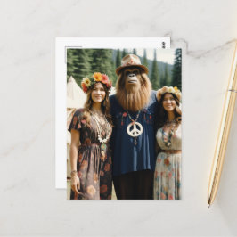 Frauen- und Sasquatch-Retro-Hippies-Festival Postkarte
