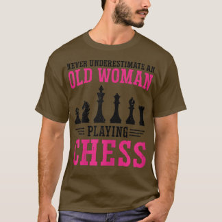 Frauen unterschätzen nie ein altes Frauenspiel T-Shirt