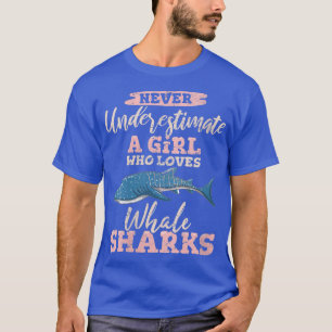 Frauen unterschätzen nie ein Mädchen, das Lieben W T-Shirt