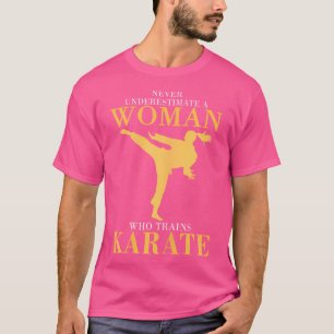 Frauen unterschätzen nie eine Frau, die Kara train T-Shirt