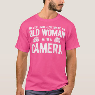 Frauen Unterschätzt niemals alte Frau mit Kamera P T-Shirt