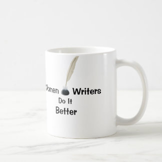 Frauen-Verfasser verbessert es Kaffeetasse
