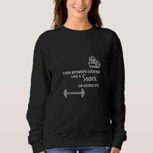 Frauen versinken zwischen einem Snack oder einem E Sweatshirt