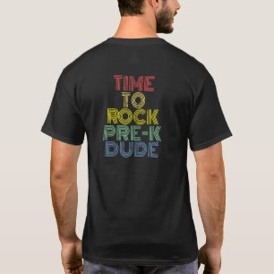 Frauen vor dem K-Typ zurück zum Schulgestein und r T-Shirt