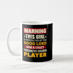 Frauen warnen! Mädchen wird vom französischen Horn Kaffeetasse