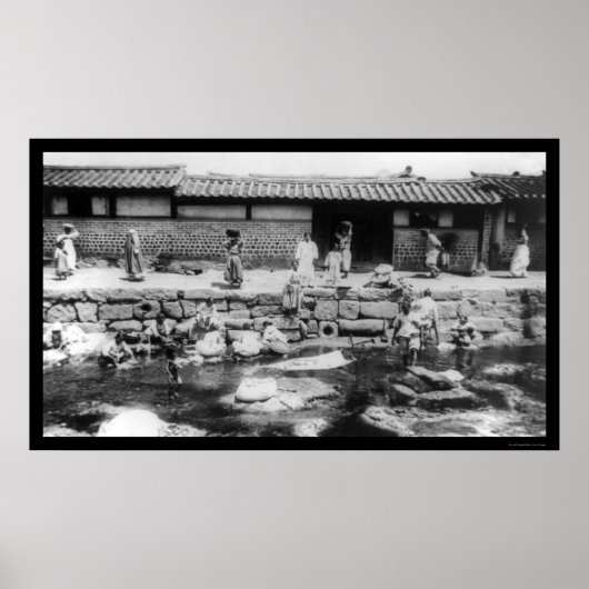 Frauen waschen Wäsche in einem Strom 1895 in Korea Poster (Vorne)