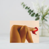 Frauengestein mit roten High Heels überquert Postkarte (Stehend Vorderseite)