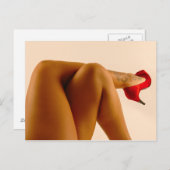 Frauengestein mit roten High Heels überquert Postkarte (Vorne/Hinten)