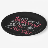 Frauengymnastik - Sie glaubte, sie könne Pappteller (Schrägansicht)