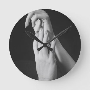 Frauenhände Runde Wanduhr