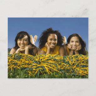 Frauenjubiläum, die auf Gras mit Pompoms liegen Postkarte
