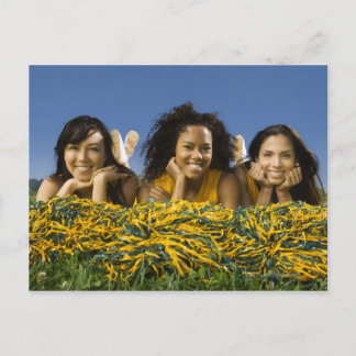 Frauenjubiläum, die auf Gras mit Pompoms liegen Postkarte