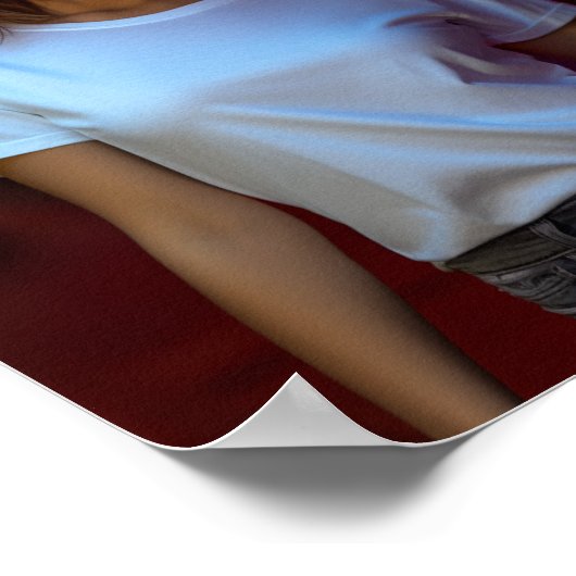 Frauenmodell mit einem weißen Gildan-T - Shirt Poster (Ecke)