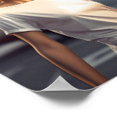 Frauenmodell mit weißem T - Shirt Poster (Ecke)