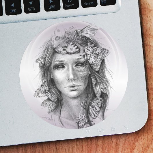 Frauenportrait mit Moths Surreal Dark Fantasy Art Runder Aufkleber