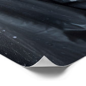 Frauenportrait mit Regenmantel stehend auf der Str Poster (Ecke)