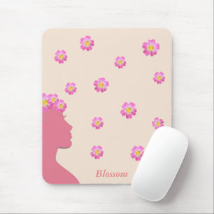 Frauensilhouette, rosa Blumen und Text auf Beige Mousepad