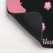 Frauensilhouette, rosa Blumen und Text auf Schwarz Mousepad (Ecke)