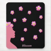 Frauensilhouette, rosa Blumen und Text auf Schwarz Mousepad (Vorne)