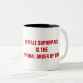 FRAUENÜBERLEBUNG IST DIE NATÜRLICHE LEBENSORDNUNG ZWEIFARBIGE TASSE (VorderseiteRechts)