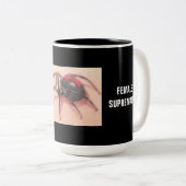 FRAUENÜBERLEBUNG! ZWEIFARBIGE TASSE (VorderseiteRechts)