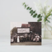 Frauenwahlgruppe mit Banner Postkarte (Stehend Vorderseite)