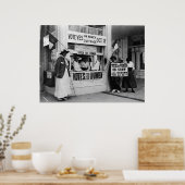 Frauenwahlrecht 1915 auf einem Wahlstand Poster (Küche)