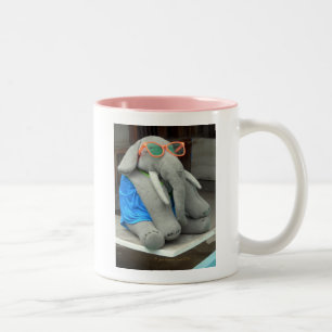 Fräulein Ella geht zum Schwimmbad Zweifarbige Tasse