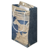 Frayed Blue Jean Fabric Kleine Geschenktüte (Vorderseite Schrägansicht)
