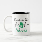 Freak in Sheets - Funny Acountant Zweifarbige Tasse (Links)