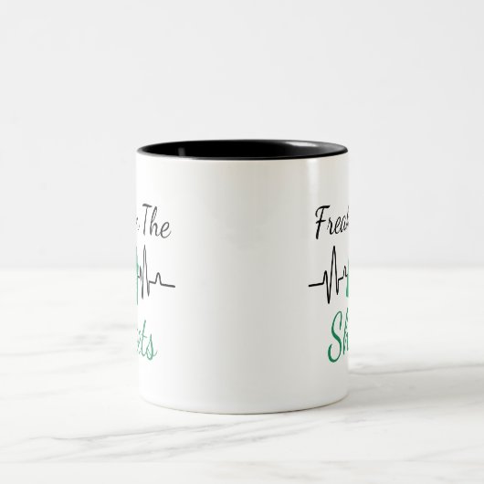 Freak in Sheets - Funny Acountant Zweifarbige Tasse (Mittel)