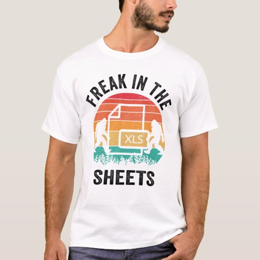 FREAK IN THE SHEETS SASQUATCH RETRO SUNSET T-Shirt (Vorderseite)