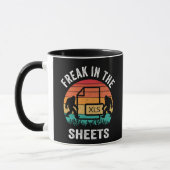 FREAK IN THE SHEETS SASQUATCH RETRO SUNSET TASSE (Links)