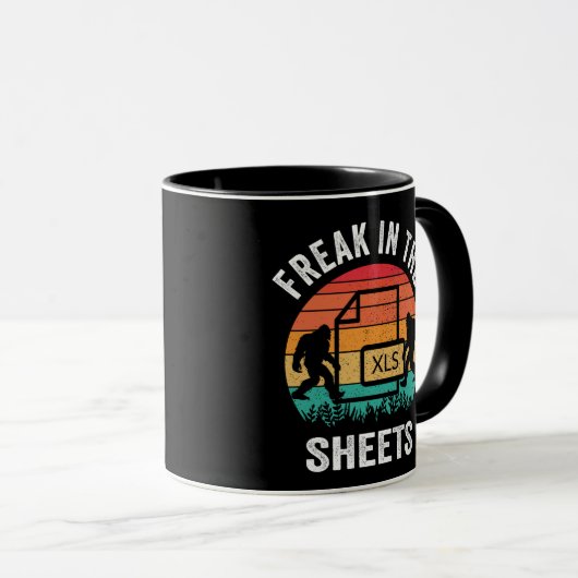 FREAK IN THE SHEETS SASQUATCH RETRO SUNSET TASSE (VorderseiteRechts)