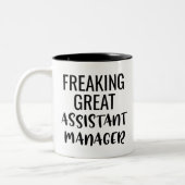 Freaking Great Assistant Manager Zweifarbige Tasse (Links)