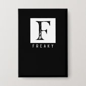 Freaky Bold Typografie Schwarz-Weiß-Design Button (Vorderseite)