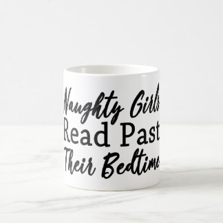 Freche Mädchen gelesen hinter ihrer Schlafenszeit Kaffeetasse