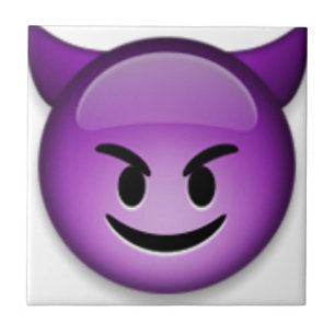 Freches Emoji stellen gegenüber Fliese