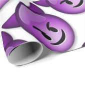 Freches Emoji stellen gegenüber Geschenkpapier (Rolleneckpunkt)