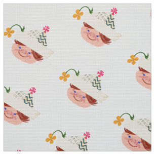 Freckle stellte Jungen mit Papierhut u. Blume Stoff