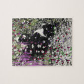 Freckles in Blume I - Schwarz-weiße Tuxedo Kitty Puzzle (Horizontal)