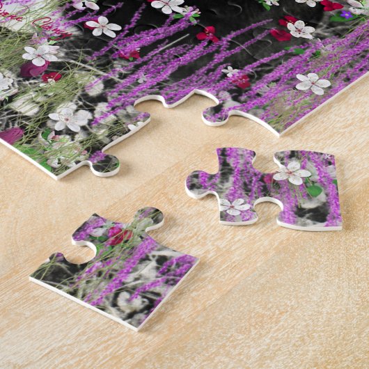 Freckles in Blume I - Schwarz-weiße Tuxedo Kitty Puzzle (Seite)