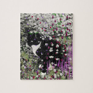Freckles in Blume I - Schwarz-weiße Tuxedo Kitty Puzzle