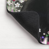 Freckles in Blume II - Tuxedo Cat Mousepad (Ecke)