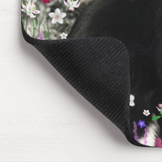 Freckles in Blume II - Tuxedo Cat Mousepad (Ecke)