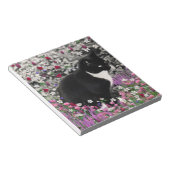 Freckles in Blume II - Tuxedo Kitty Cat Notizblock (angewinkelt)