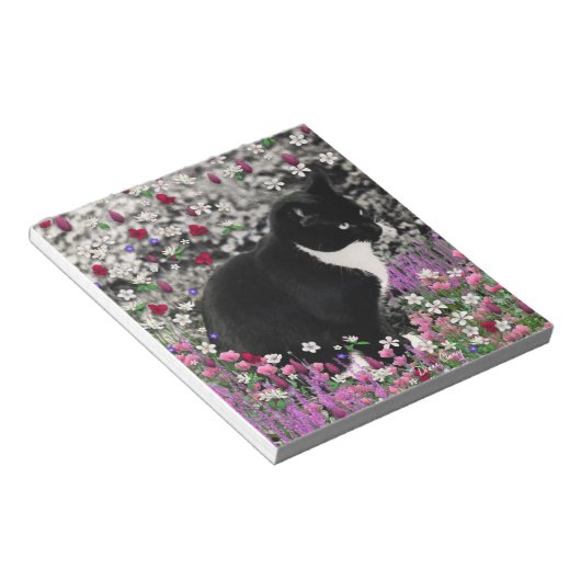 Freckles in Blume II - Tuxedo Kitty Cat Notizblock (angewinkelt)