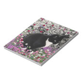 Freckles in Blume II - Tuxedo Kitty Cat Notizblock (Rotiert)