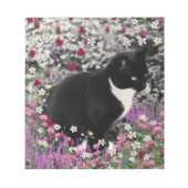 Freckles in Blume II - Tuxedo Kitty Cat Notizblock (Vorderseite)